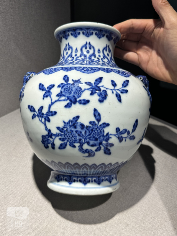 清乾隆 青花折枝瑞果纹兽耳衔环尊 - 图7
